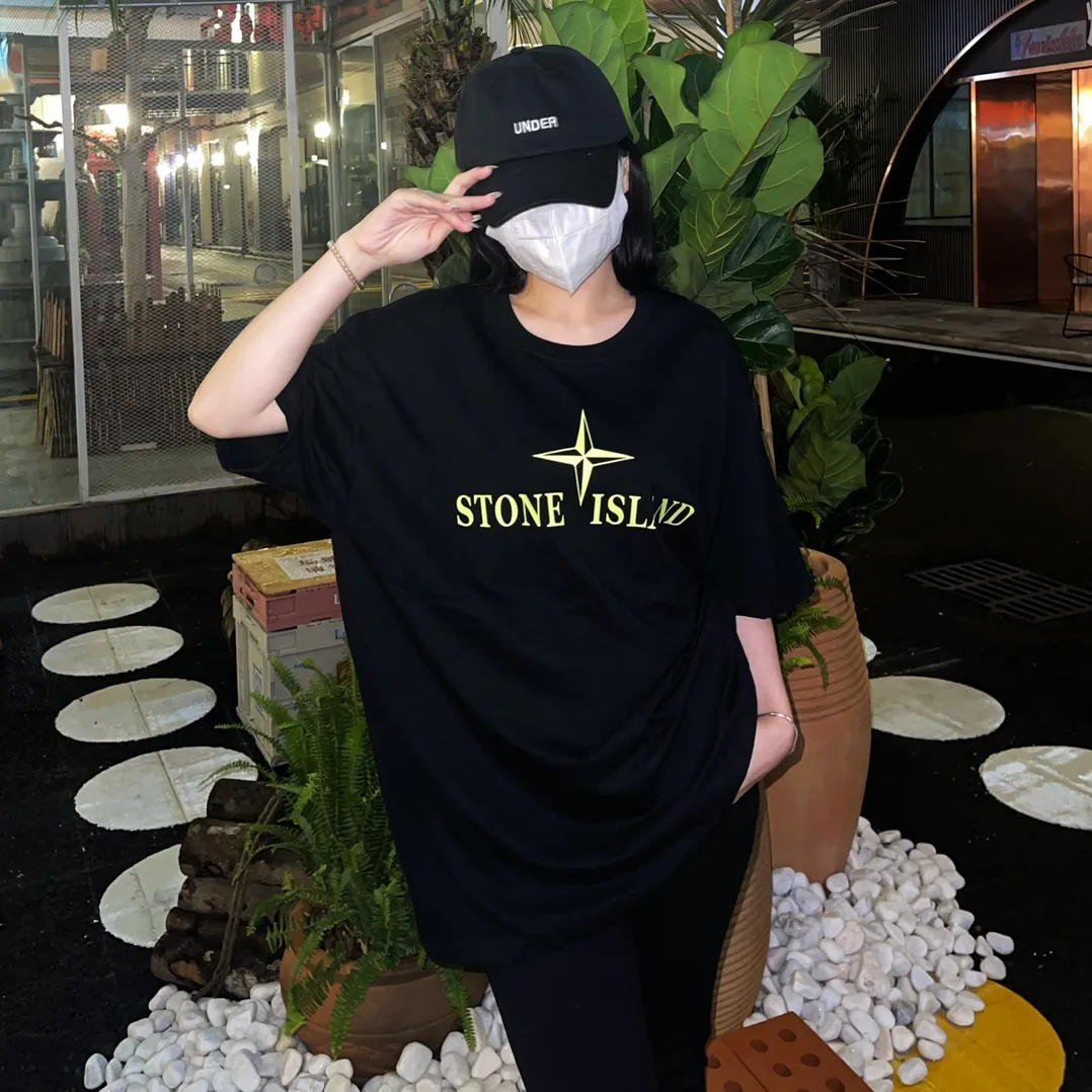W628#P110💰 [Stone lsland/Stone Island summer new chest darts English printed pattern short-sleeved T-shirt] ⚠️[Original creation, high control of details] Made of 260 grams of combed cotton, 32-count double yarn, soft and comfortable to the touch, sweat-absorbent and breathable. -Simple basic and versatile style, original quality, the first choice for couples. -Made by a large factory, four needles and five threads on the shoulder, neat routing, high quality workmanship. -Same style for men and women. Very versatile, one piece for everyone, details are clearly visible. Color: Black White Size: M L